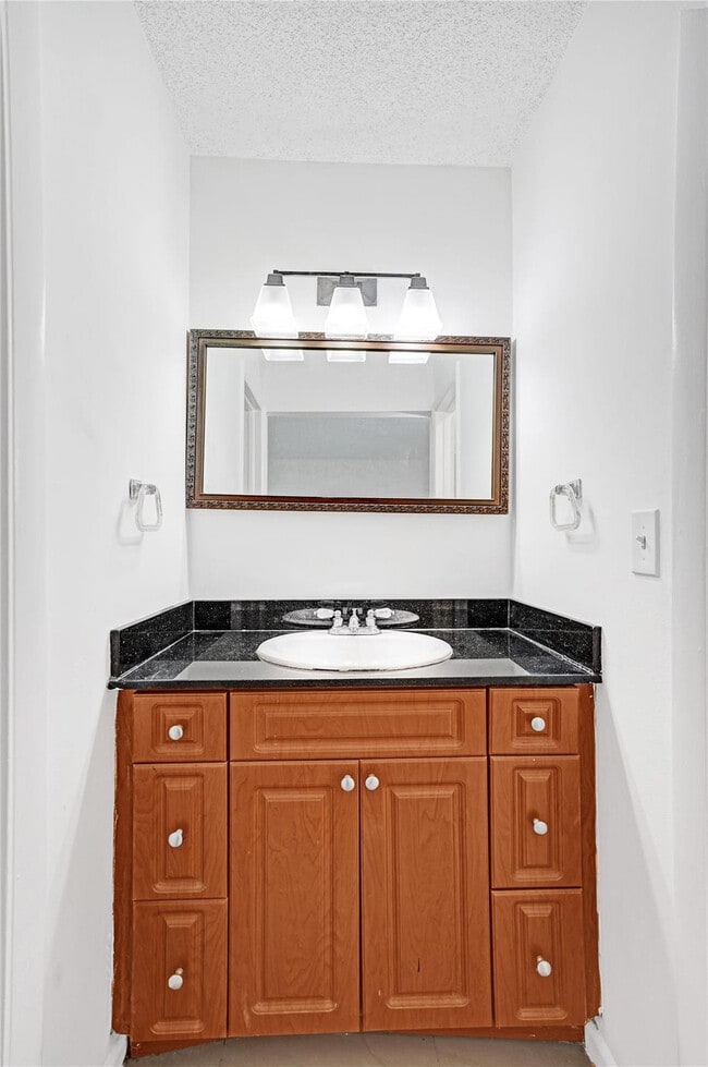 Building Photo - 5140 SW 40th Ave