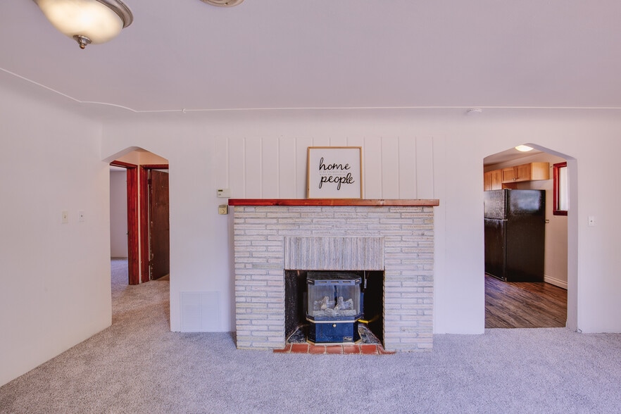 Living room - 519 E 6th St