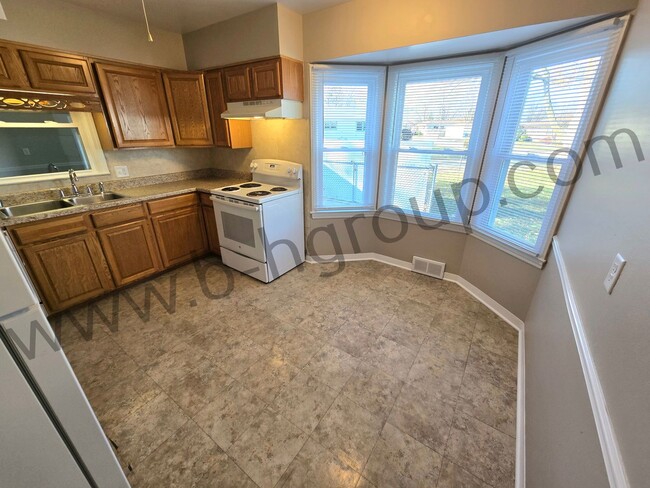 Building Photo - Great Location!