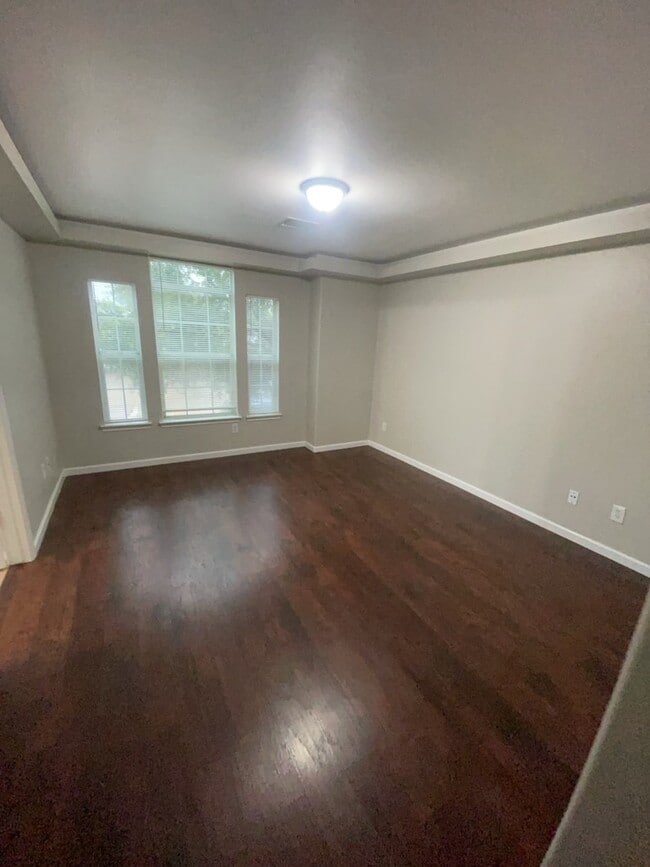 Building Photo - 20911 Southvine Ct