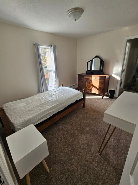 Single bedroom-$600 - 149 W Sheridan Ave