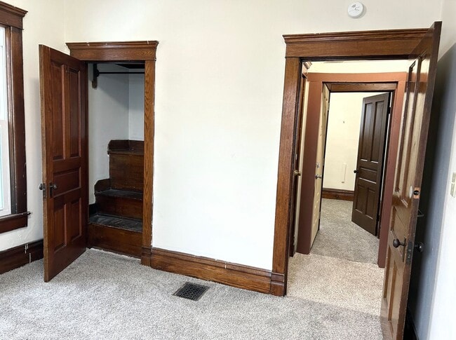 Building Photo - Recently Updated first floor apartment within walking distance to Main St  Grove City !