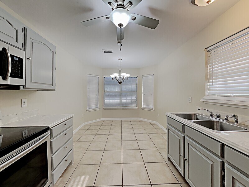 Building Photo - 3320 Stanley Ave