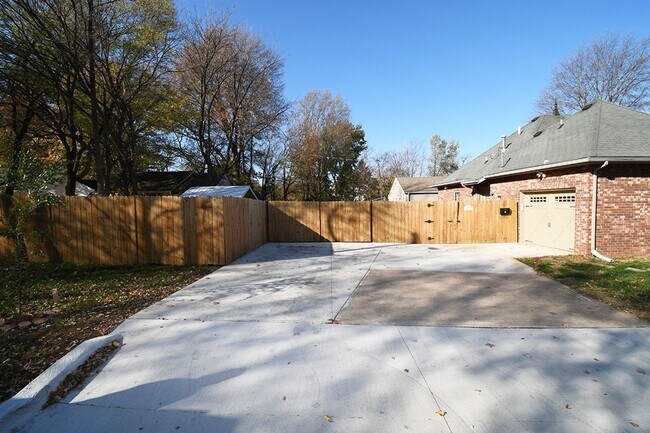 Building Photo - 2 Blocks from MERCY HOSPITAL! FULLY FURNIS...