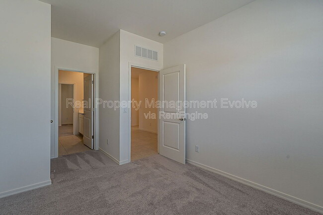 Building Photo - 6450 W Magdalena Ln