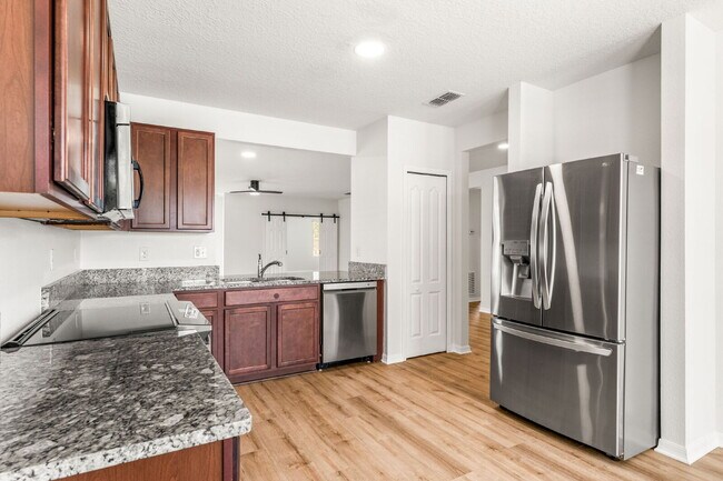 Building Photo - Charming 3 Bed, 2 Bath with Scenic Views i...