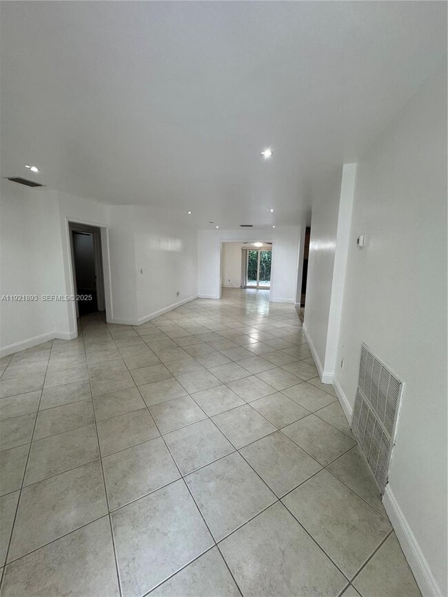 Building Photo - 640 N 71st Terrace