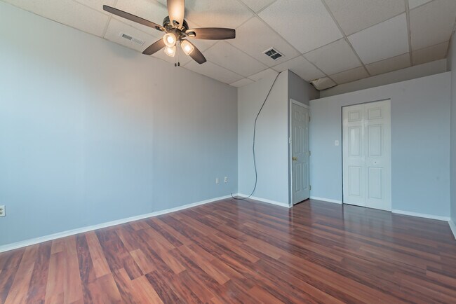 Building Photo - 104 N Graham St