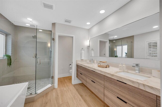 Building Photo - 1606 NE 18th Ave