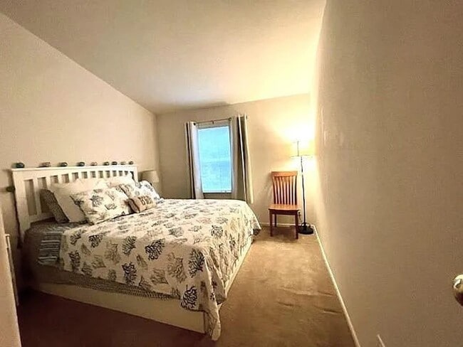 Building Photo - PENDING 3 Bdrm, 2 Bath Furnished Home in O...