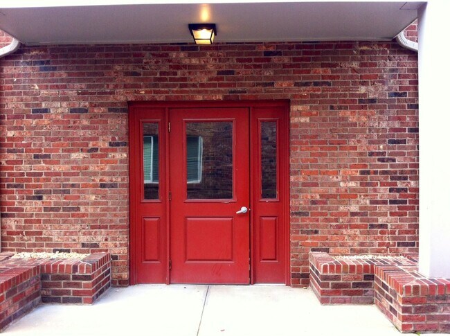 Building Photo - COMING SOON! Attractive Condo, Lots of Upgrades! Walk to UK! W/D, Off-Street Parking