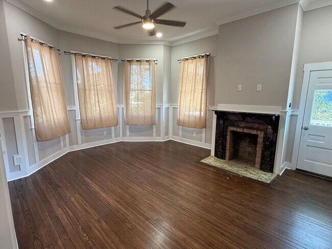 Building Photo - MOVE IN READY