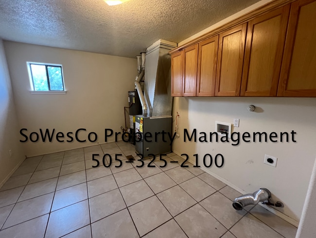 Building Photo - Large Home on West Side of Town