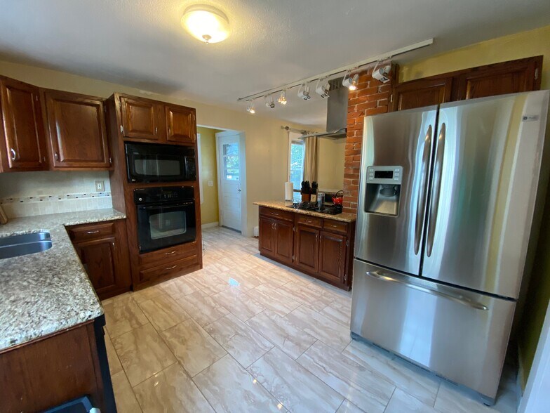 Building Photo - 40 Bellvale St