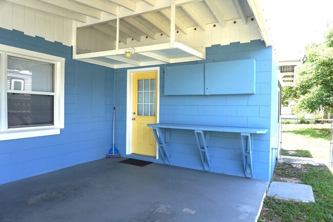 Building Photo - Modest 3 Br/1.5 Bath in Established Neighborhood