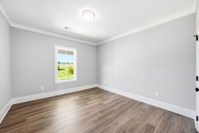 Building Photo - One-Level Living with Private Garage, Feels Like Home, Not an Apartment