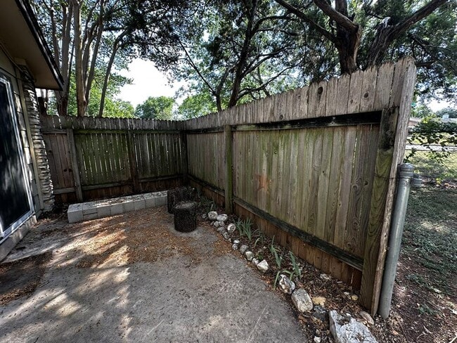 Building Photo - 310 Craigmont Dr