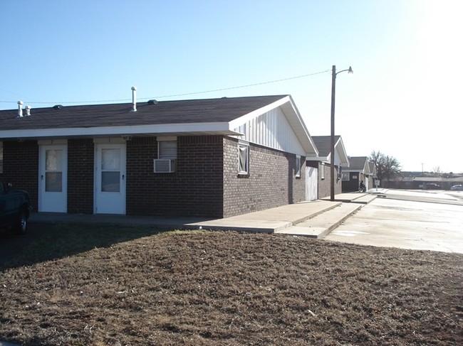 Building Photo - Kirkland & Gregory Drive Apartments