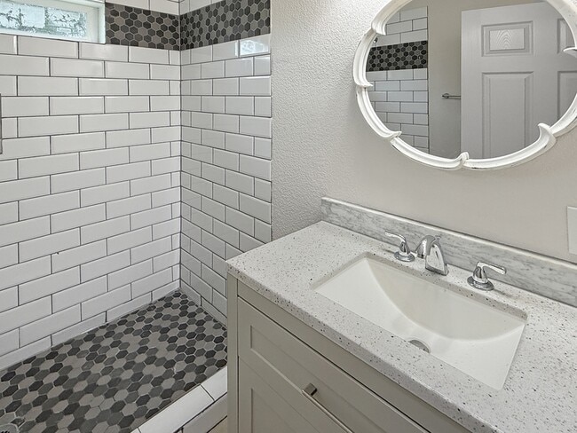 Building Photo - 2424 Mckinley Ave