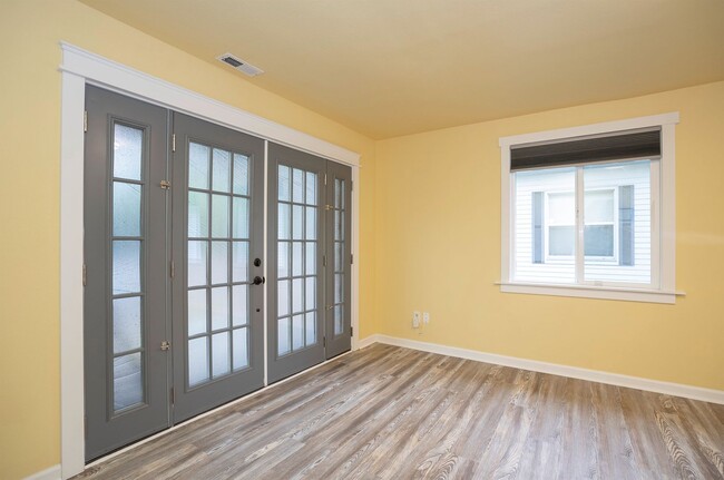 Building Photo - Convenience Meets Charm in this 3 Bedroom ...