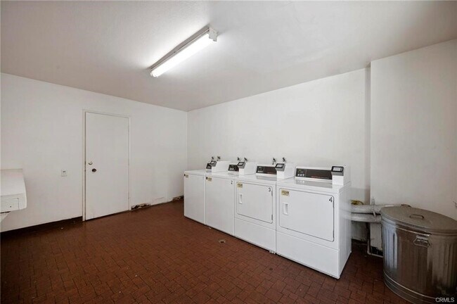 Building Photo - 5460 White Oak Ave