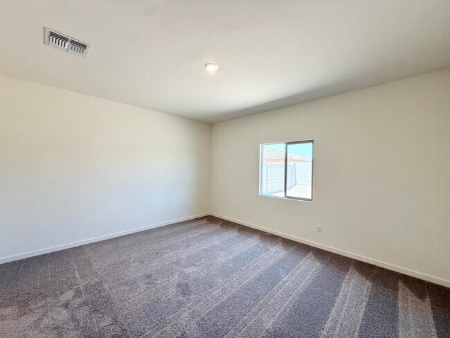Building Photo - 634 W Red Hawk Ct