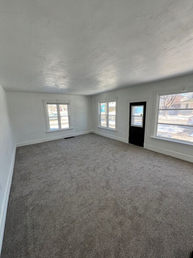 Building Photo - 4 Bedroom 2 Bath Single Family Home Available NOW!