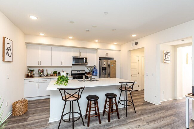 Building Photo - LIGHT & BRIGHT 2 BEDROOM W/GARAGE & LAUNDR...
