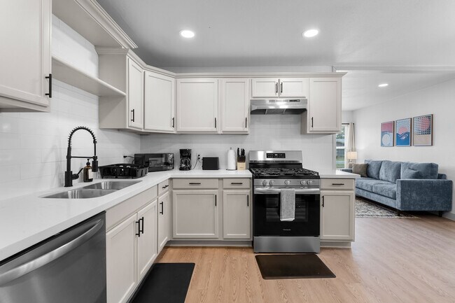 Building Photo - 4301 Sherwood Dr