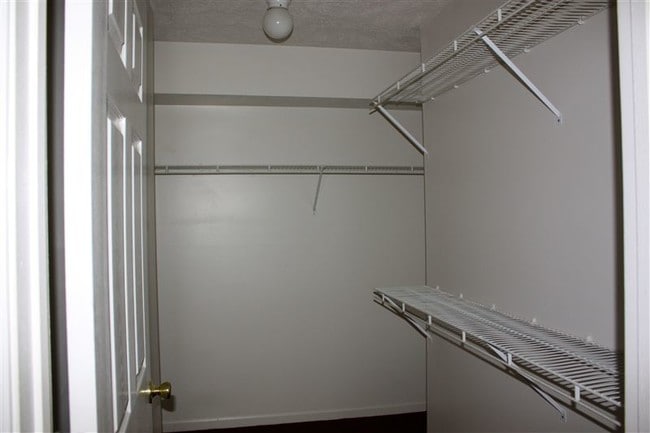 Building Photo - 3 br, 2 bath Apartment - Evergreen Apartments
