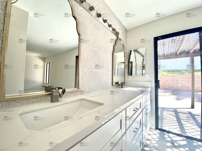 Building Photo - Updated 3BD/2BA with Air Conditioning