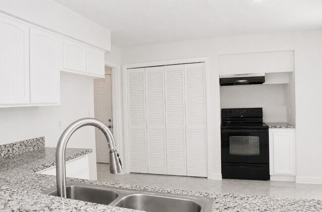 Building Photo - 11118 High Star Dr
