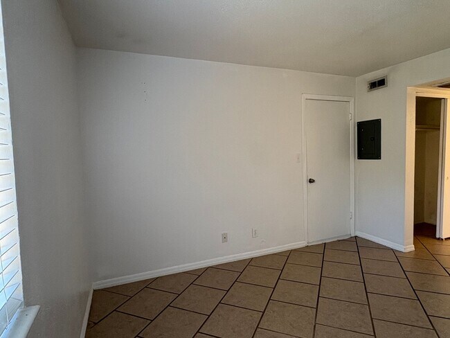 Building Photo - 1/1 Condo for Rent in Fort Myers