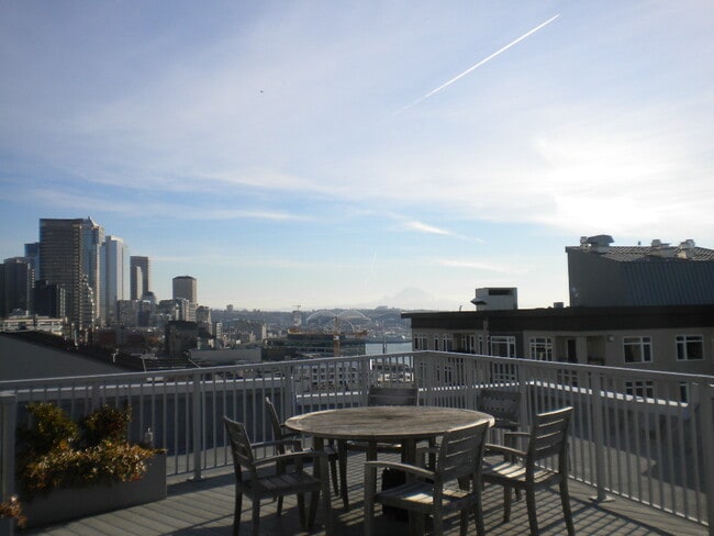 Building Photo - Views Galore, TOP FLOOR PENTHOUSE!!!
