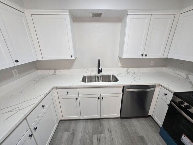 Building Photo - 3 Bedroom/2 Bathroom/1 Covered Parking Places - Remodeled
