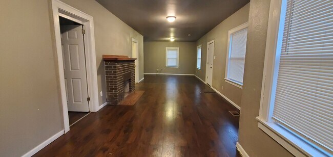 Building Photo - Section 8 Accepted 2 Bedroom Brick Home
