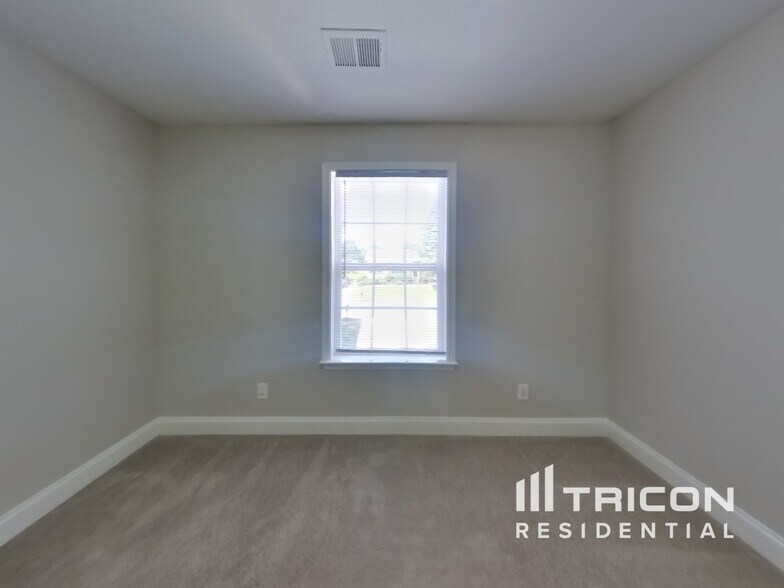Building Photo - 2433 Terra Dr