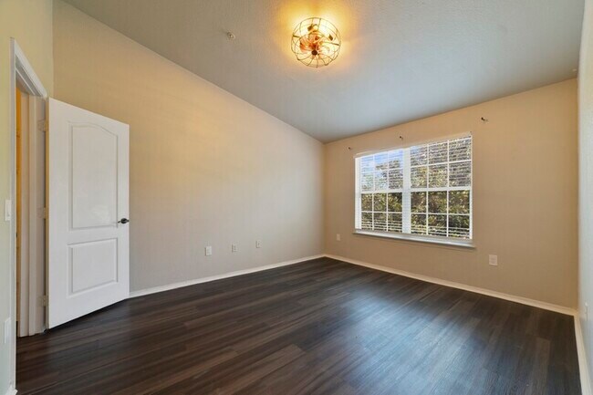 Building Photo - 3391 S Kirkman Rd