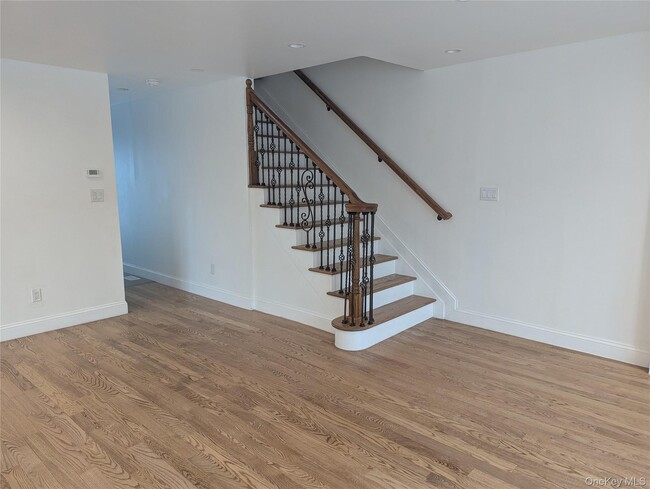 Building Photo - 62 Forest Row