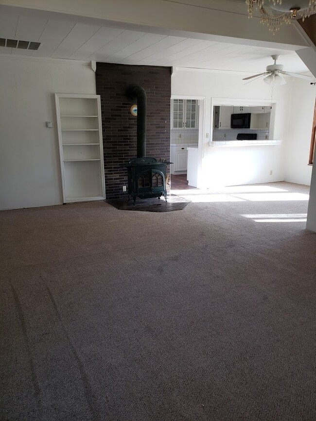 Building Photo - Three bedroom, 2 bath with high ceilings d...