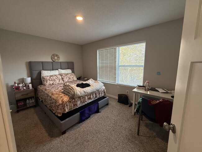 Building Photo - Prime Location Giant four-bed two-bath off Greenway in Longfellow!