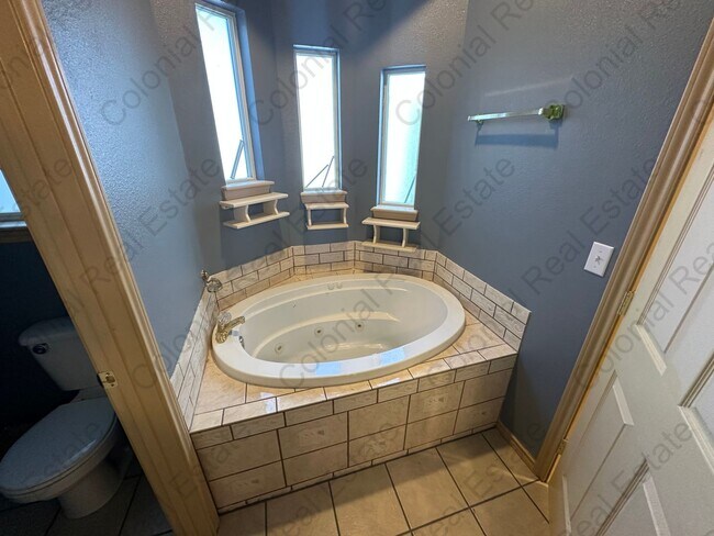 Building Photo - Beautiful 3 bedroom 2 bathroom home.