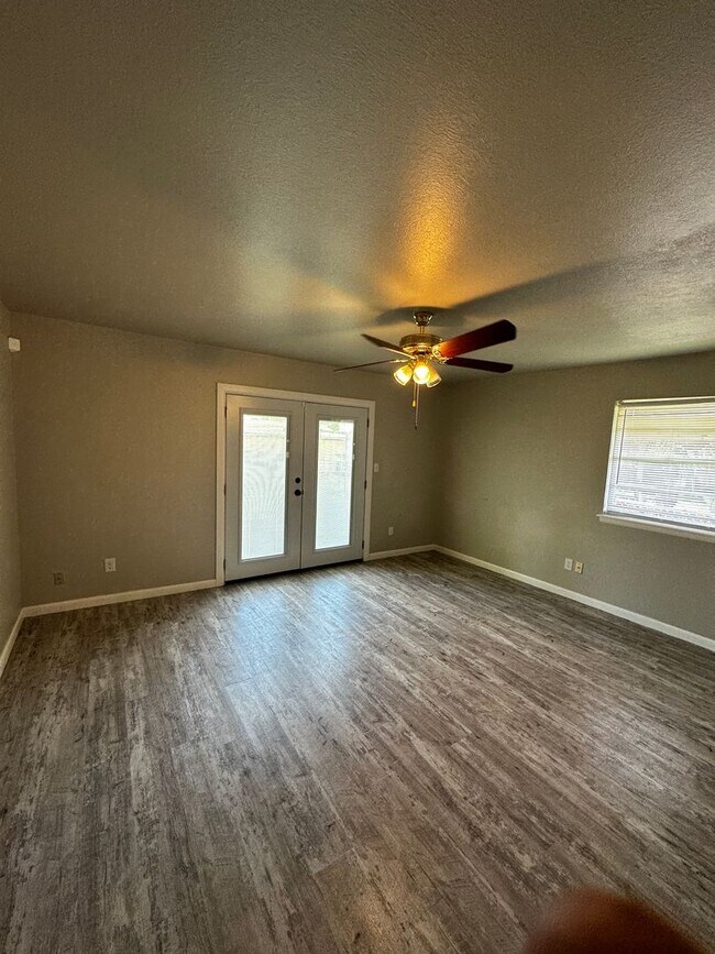 Building Photo - Great 3 bd/1.5 ba Home - Lots of Built-in Storage