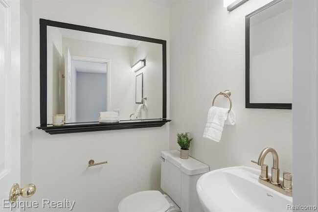 Building Photo - 2400 Parmenter Blvd