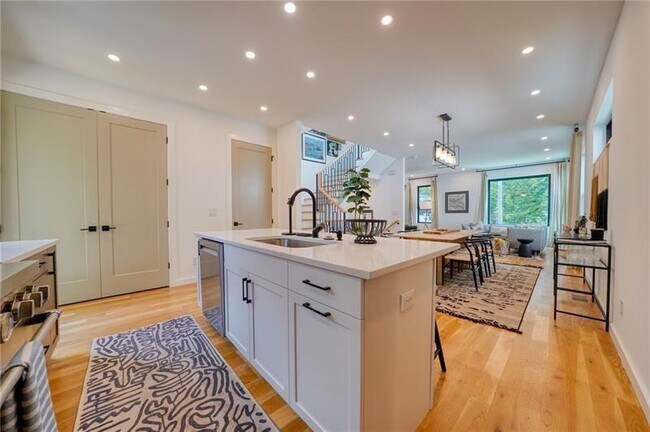 Building Photo - 829 Barnett St NE