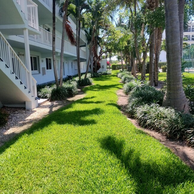 Building Photo - 2700 Banyan Rd