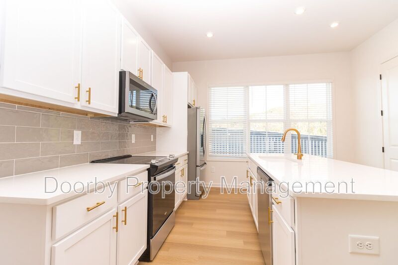 Building Photo - 642 Belletrace Cir