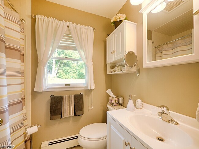 Building Photo - 32 Maple Ave