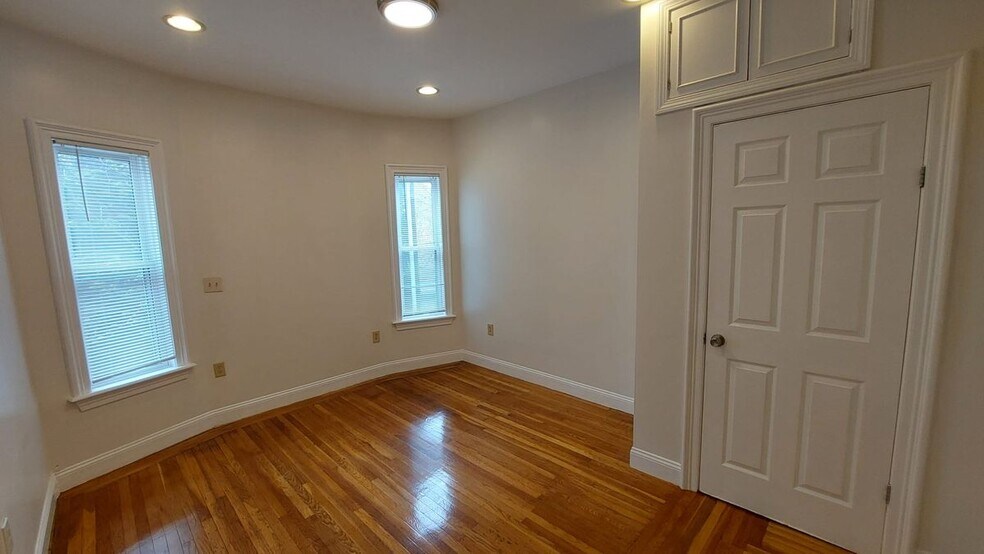 Building Photo - 167 King St