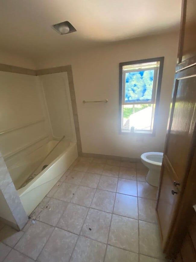 Building Photo - 3 Bed 2 Bath 1600+ sq ft Home for Rent - Appleton